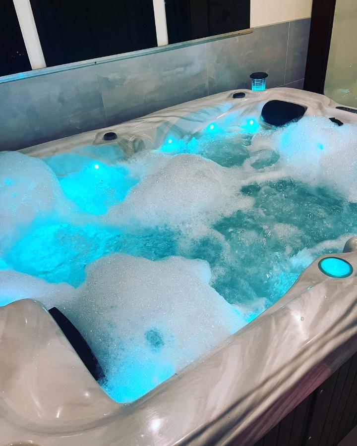 Spabyelleetlui Spa Rouge Ou Bleu Mouscron Exterior foto